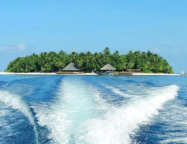 En af maldivernes øer set fra speedbåd