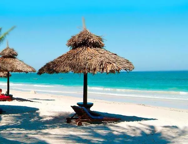 Afslapning på stranden i Mombasa