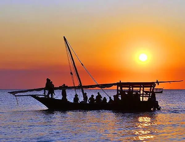 Båd på vandet ved solnedgang
