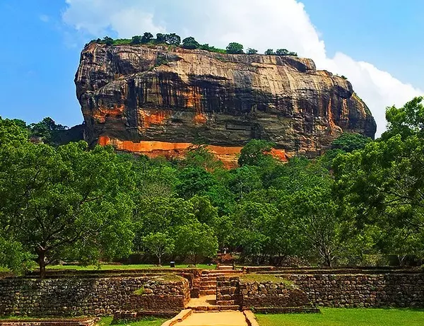 Den historiske Løveklippen set fra afstand