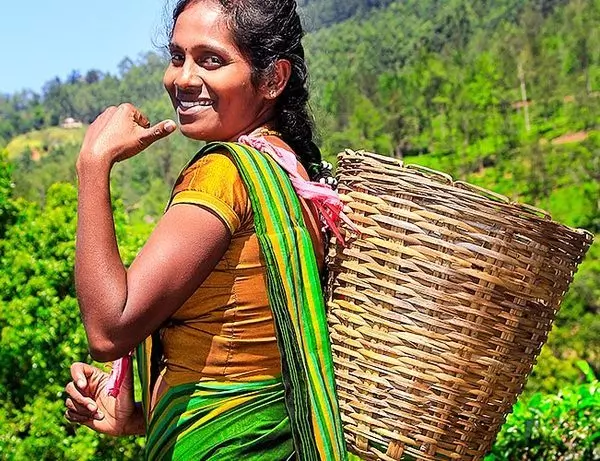 Kvinde te landmand, i farverige tøj.