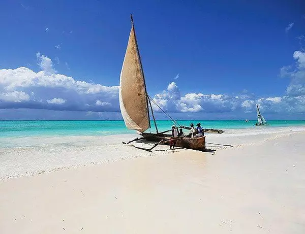 Fiskerbåd på hvid sandstrand på Zanzibar
