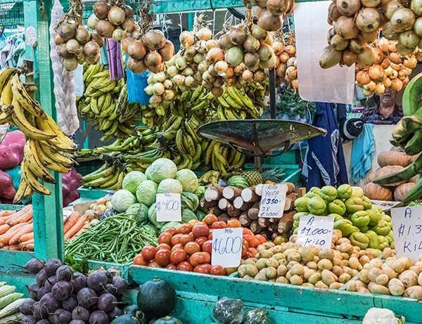 foto från costa rica, ett frukt- och grönsaksstånd med bananer, äpplen och andra frukter