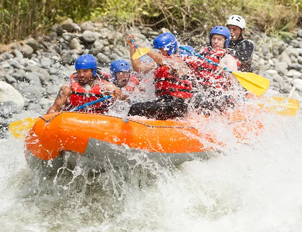 foto från costa rica, en grupp människor som rider på en flotte